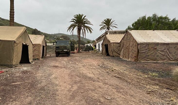 La nueva instalación para acoger inmigrantes ilegales en Canarias: literas y tiendas de campaña