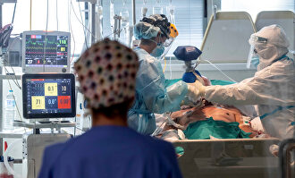 Enfermeras atienden a un enfermo de coronavirus en una UCI. | EFE