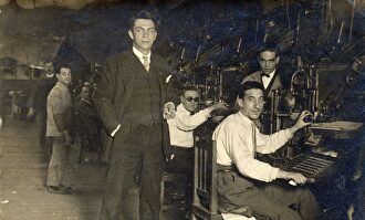 Chaves Nogales, junto a los linotipistas del taller de Heraldo de Madrid. | Cortesía de Libros del Asteroide