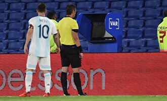 Messi atento al VAR. | EFE