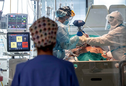 Enfermeras atienden a un enfermo de coronavirus en una UCI. | EFE