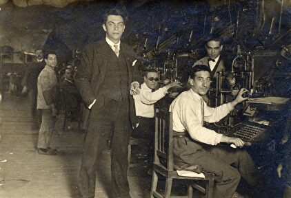 Chaves Nogales, junto a los linotipistas del taller de Heraldo de Madrid. | Cortesía de Libros del Asteroide