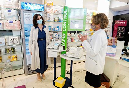 Isabel Díaz Ayuso en una farmacia  | EFE