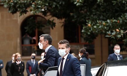 Pedro Sánchez, recibido con abucheos a su llegada a Pamplona