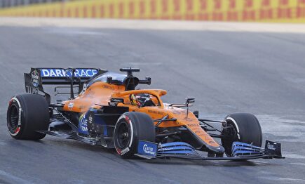 Carlos Sainz rueda con su McLaren en el circuito Intercity Istanbul Park. | EFE