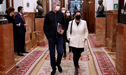 La portavoz de EH Bildu, Mertxe Aizpurua  y su compañero de partido, Oskar Matute. | EFE