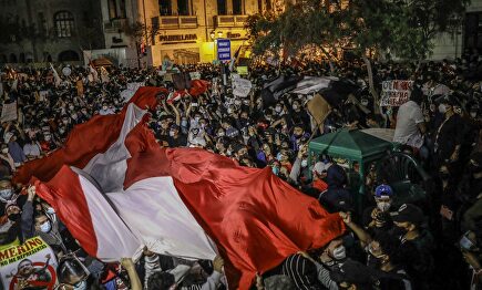Decenas de miles de peruanos salieron a las calles.  | EFE