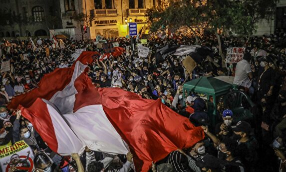 Decenas de miles de peruanos salieron a las calles. | EFE