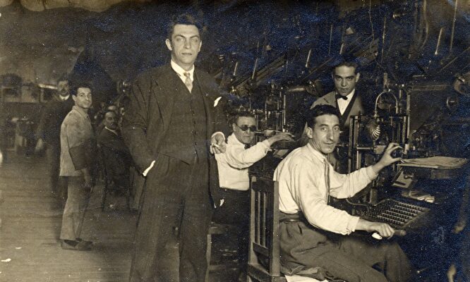 Chaves Nogales, junto a los linotipistas del taller de Heraldo de Madrid. | Cortesía de Libros del Asteroide