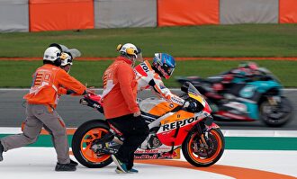 Alex Márquez, con su Honda en el circuito Ricardo Tormo de Cheste. | EFE