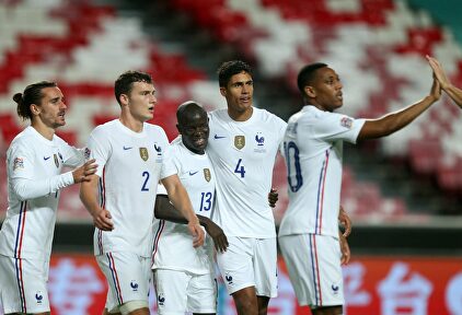 N'Golo Kanté (3i) es felicitado por su gol a Portugal. | EFE