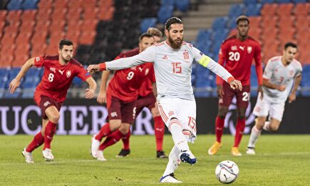 Sergio Ramos falló dos penaltis ante Yan Sommer. | EFE