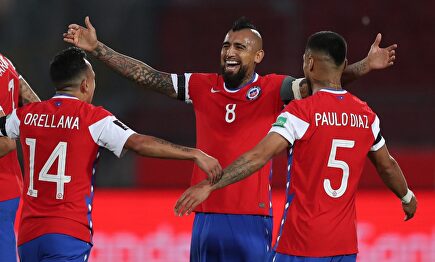 El golazo de Arturo Vidal que dejó cariacontecido al portero de Perú