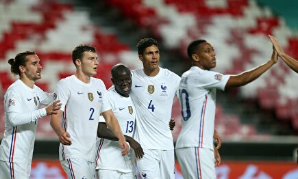 N'Golo Kanté (3i) es felicitado por su gol a Portugal. | EFE