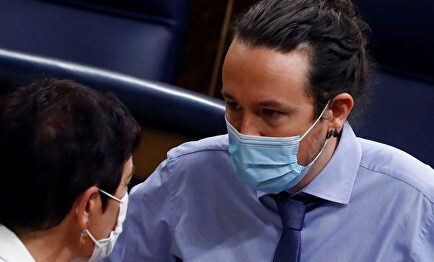 La portavoz de Bildu y Pablo Iglesias hablan en el Congreso. | EFE