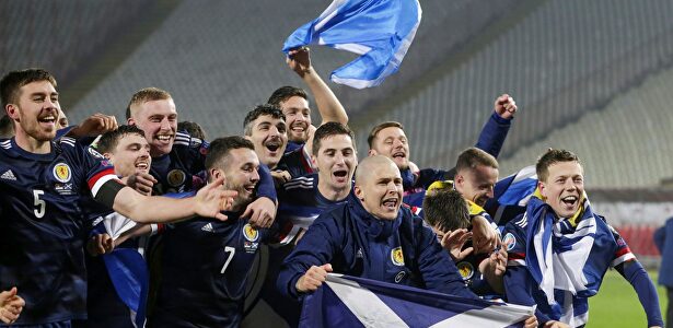 Los jugadores de Escocia celebran la clasificación para la Eurocopa 2021. | EFE