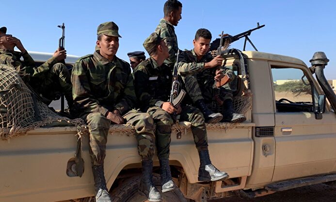 Soldados saharauis patrullan en las  | EFE