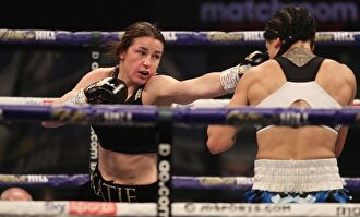 Katie Taylor conecta un jab de izquierda directo al mentón de Miriam Gutiérrez. | EFE