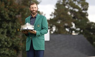 Dustin Johnson, con la Chaqueta Verde que le acredita como campeón del Masters de Augusta. | EFE