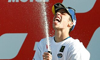 Joan Mir celebra el título de MotoGP conseguido este domingo en Cheste. | EFE