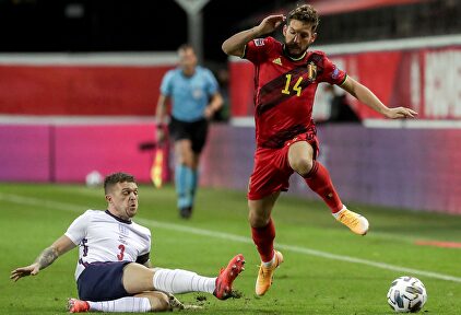 Dries Mertens (d) se marcha de Kieran Trippier en el Bélgica-Inglaterra. | EFE