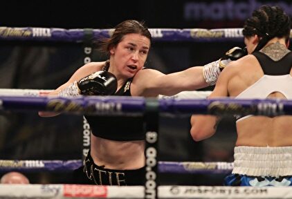 Katie Taylor conecta un jab de izquierda directo al mentón de Miriam Gutiérrez. | EFE