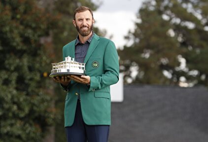 Dustin Johnson, con la Chaqueta Verde que le acredita como campeón del Masters de Augusta. | EFE