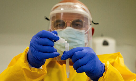 Un sanitario trabajando en un laboratorio. | EFE