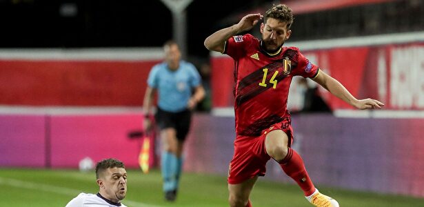 Dries Mertens (d) se marcha de Kieran Trippier en el Bélgica-Inglaterra. | EFE