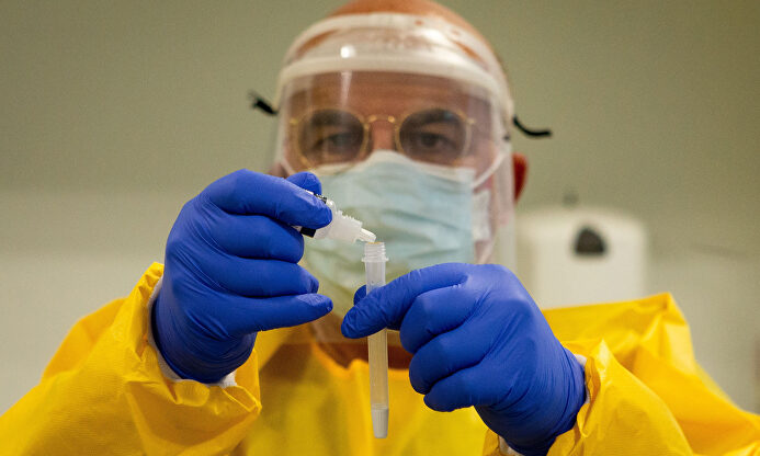 Un sanitario trabajando en un laboratorio. | EFE