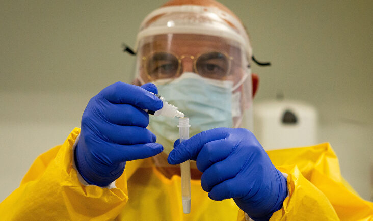 Un sanitario trabajando en un laboratorio. | EFE