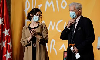 Isabel Díaz Ayuso aplaude al escritor Mario Vargas Llosa tras entregarle el Premio Francisco Umbral al Libro del Año 2019 | EFE