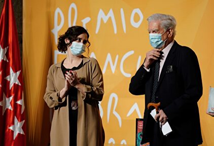 Isabel Díaz Ayuso aplaude al escritor Mario Vargas Llosa tras entregarle el Premio Francisco Umbral al Libro del Año 2019 | EFE
