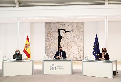 Sánchez con Calviño y Teresa Ribera. | EFE