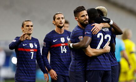 Giroud celebra con sus compañeros uno de sus dos goles a Suecia. | EFE