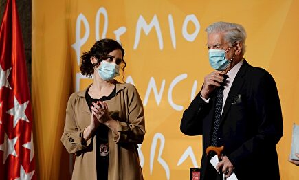 Ayuso entrega a Vargas Llosa el Premio Umbral 2019 por la novela 'Tiempos recios' | EFE