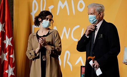 Isabel Díaz Ayuso aplaude al escritor Mario Vargas Llosa tras entregarle el Premio Francisco Umbral al Libro del Año 2019 | EFE