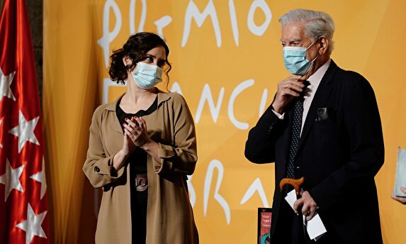 Isabel Díaz Ayuso aplaude al escritor Mario Vargas Llosa tras entregarle el Premio Francisco Umbral al Libro del Año 2019 | EFE