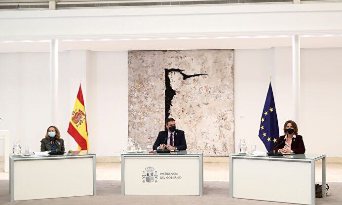 Sánchez con Calviño y Teresa Ribera. | EFE