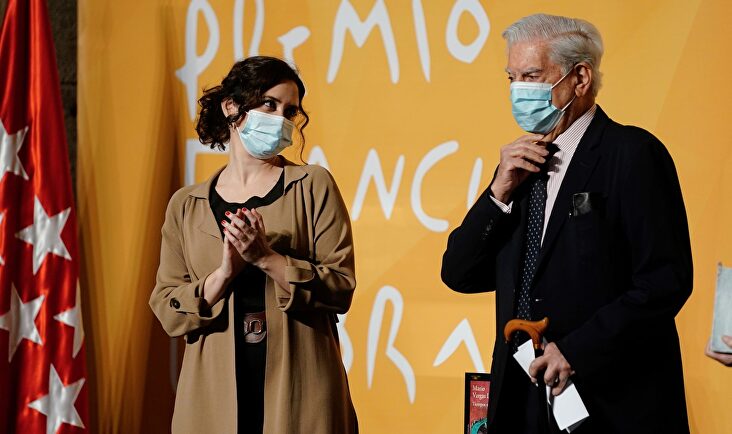 Isabel Díaz Ayuso aplaude al escritor Mario Vargas Llosa tras entregarle el Premio Francisco Umbral al Libro del Año 2019 | EFE