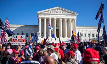 Manifestantes pro Trump frente al Tribunal Supremo, en Washington. | EFE
