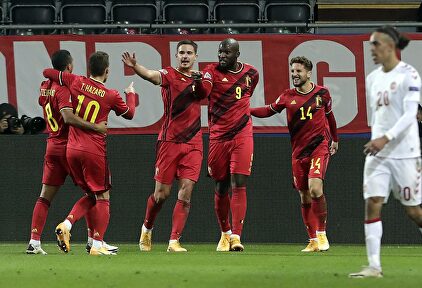 Lukaku celebra con sus compañeros uno de sus dos goles a Dinamarca. | EFE