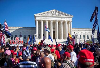 Manifestantes pro Trump frente al Tribunal Supremo, en Washington. | EFE