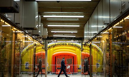 Carpa para realizar PCR en Barcelona | EFE