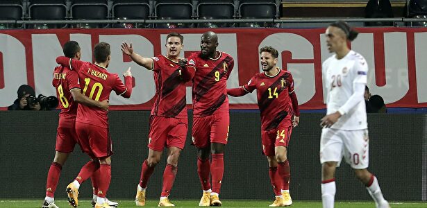 Lukaku celebra con sus compañeros uno de sus dos goles a Dinamarca. | EFE