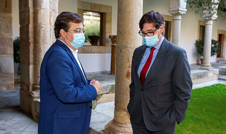 Salvador Illa con Guillermo Fernández Vara antes del Consejo Interterritorial del Sistema Nacional de Salud. | EFE