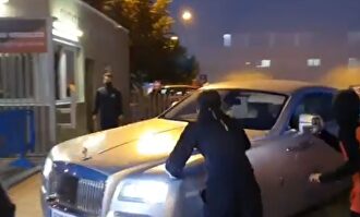 Aficionados del Barça increpando a Griezmann a la salida de la Ciudad Deportiva. | Imagen TV