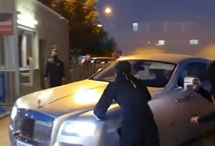Aficionados del Barça increpando a Griezmann a la salida de la Ciudad Deportiva. | Imagen TV