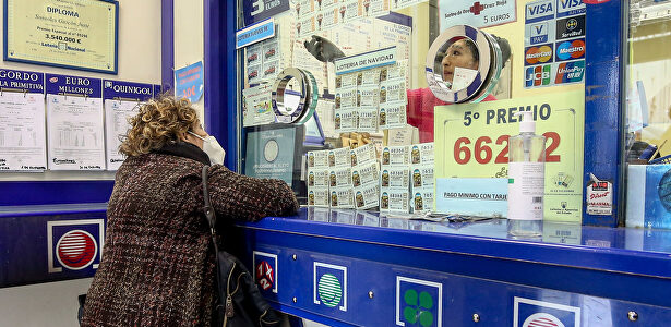 Una persona compra en la administración de lotería La Pajarita | Europa Press