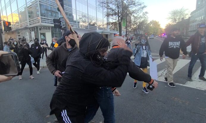 Antifa y Black Lives Matter incrementan la violencia en EEUU y atacan a ancianos, familias y niños